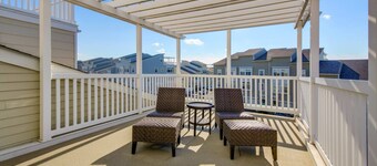 Spacious 4-bedroom townhome in delightful Arverne By the Sea, Free Parking WiFi