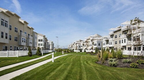 Spacious 4-bedroom townhome in delightful Arverne By the Sea, Free Parking WiFi