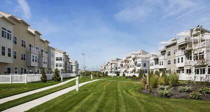 Spacious 4-bedroom townhome in delightful Arverne By the Sea, Free Parking WiFi