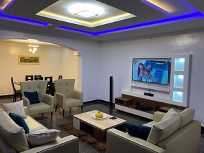 Appartement Familial, balcon, vue ville | Coin séjour