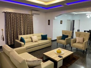 Appartement Familial, balcon, vue ville | Coin séjour