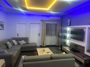 Apartamento família, sacada, vista para a cidade | Área de estar