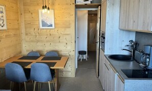 Mikrowelle, Ofen, Geschirrspüler, Wasserkocher mit Kaffee-/Teezubehör