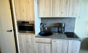 Microwave, oven, dishwasher, coffee/tea maker