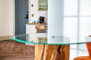 Deluxe-værelse - 1 kingsize-seng - balkon | Spisning på værelset