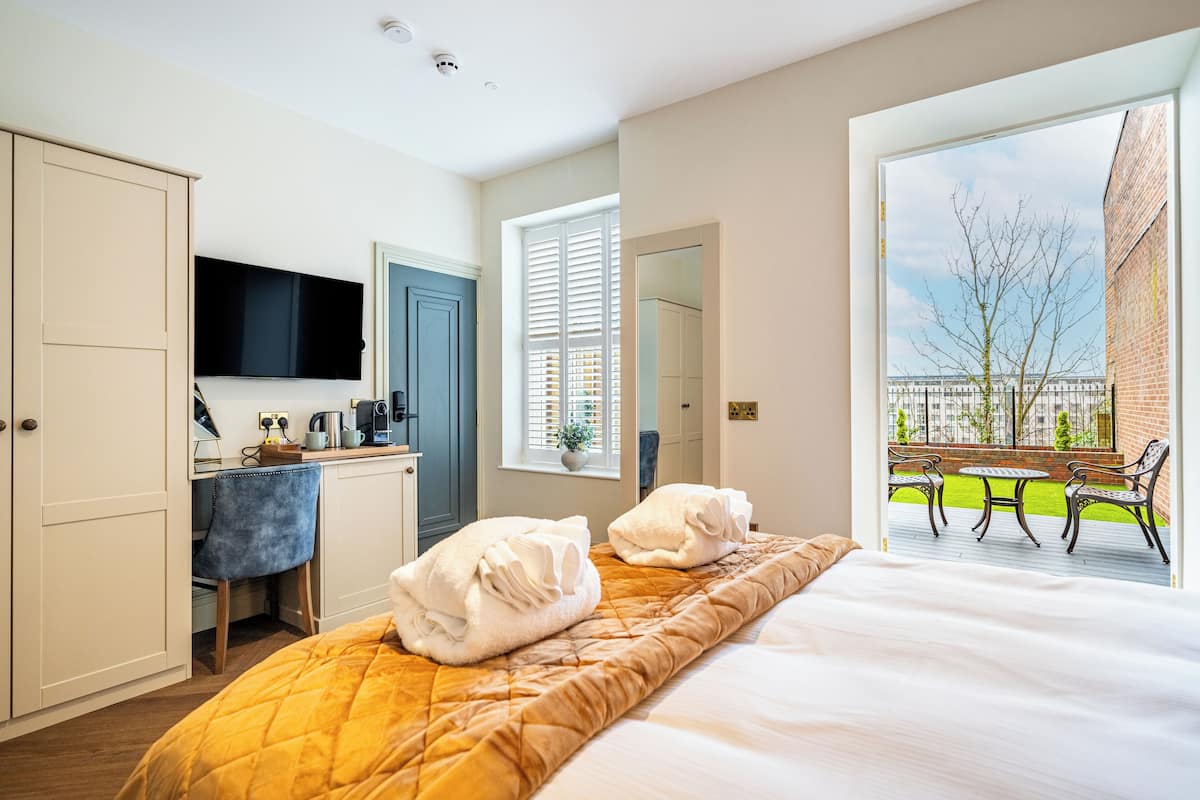 Chambre Classique, 1 très grand lit, côté jardin