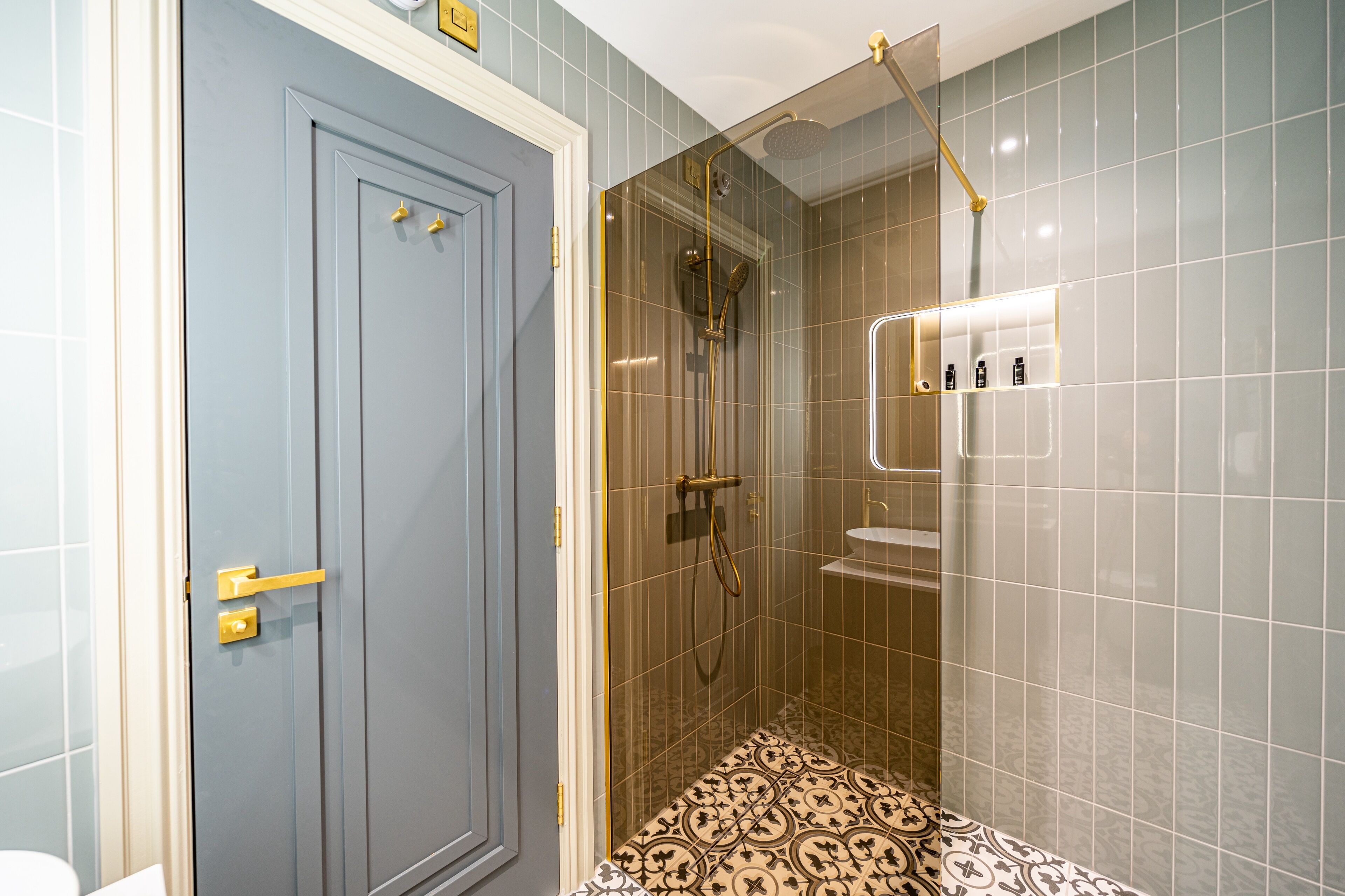 Een badkamer met een douche, toilet en wastafel.