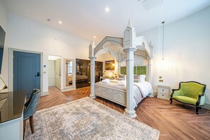 Suite Luxury, vista città | Biancheria da letto ipoallergenica, una scrivania, postazione laptop