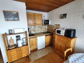 Refrigerador, microondas, horno y cafetera y tetera 