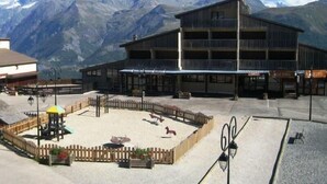Un immeuble doté d’un balcon et offrant une vue sur les montagnes.