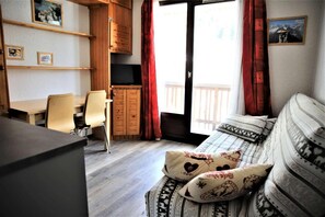 Living area - 300m from ski slopes, 1st floor, view mountain, balcony, tv, ski locker, 17m², Auris en Oisans (Auris)