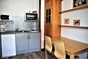 Fridge, microwave, oven, coffee/tea maker - 300m from ski slopes, 1st floor, view mountain, balcony, tv, ski locker, 17m², Auris en Oisans (Auris)