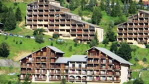 A multi-story wooden lodge with balconies, set in a mountainous area with greenery. - 300m from ski slopes, 2nd floor, view mountain, balcony, tv, ski locker, 17m², Auris en Oisans (Auris)