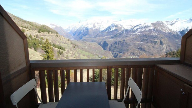 A balcony with a view of snow-capped mountains. - 300m from ski slopes, 2nd floor, view mountain, balcony, tv, ski locker, 17m², Auris en Oisans (Auris)