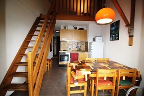 Dining - 300m from resort center, view mountain, balcony, tv, ski locker, 55m², Auris en Oisans (Auris)