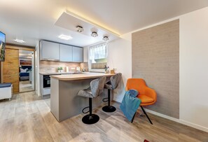 Kjøleskap, mikrobølgeovn, ovn og kokeplater