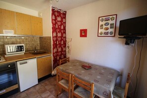 Kjøleskap, mikrobølgeovn, ovn og kaffetrakter/tekoker
