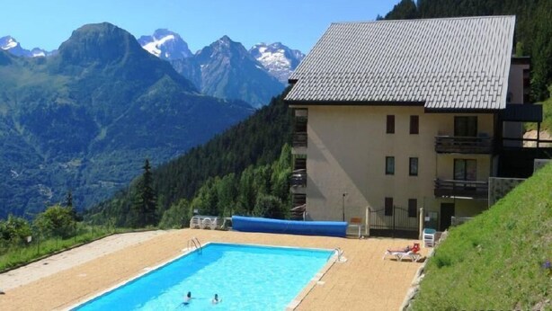 A hotel with a pool and mountain views. - 300m from ski slopes, view mountain/swimming pool, balcony, tv, ski locker, 17m², Auris en Oisans (Auris)