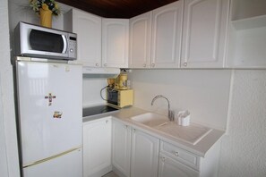 Kjøleskap, mikrobølgeovn, ovn og kaffetrakter/tekoker