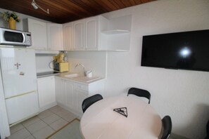 Fridge, microwave, oven, coffee/tea maker - 10m from shops, 6th floor, balcony, tv, ski locker, 23m², Auris en Oisans (Auris)