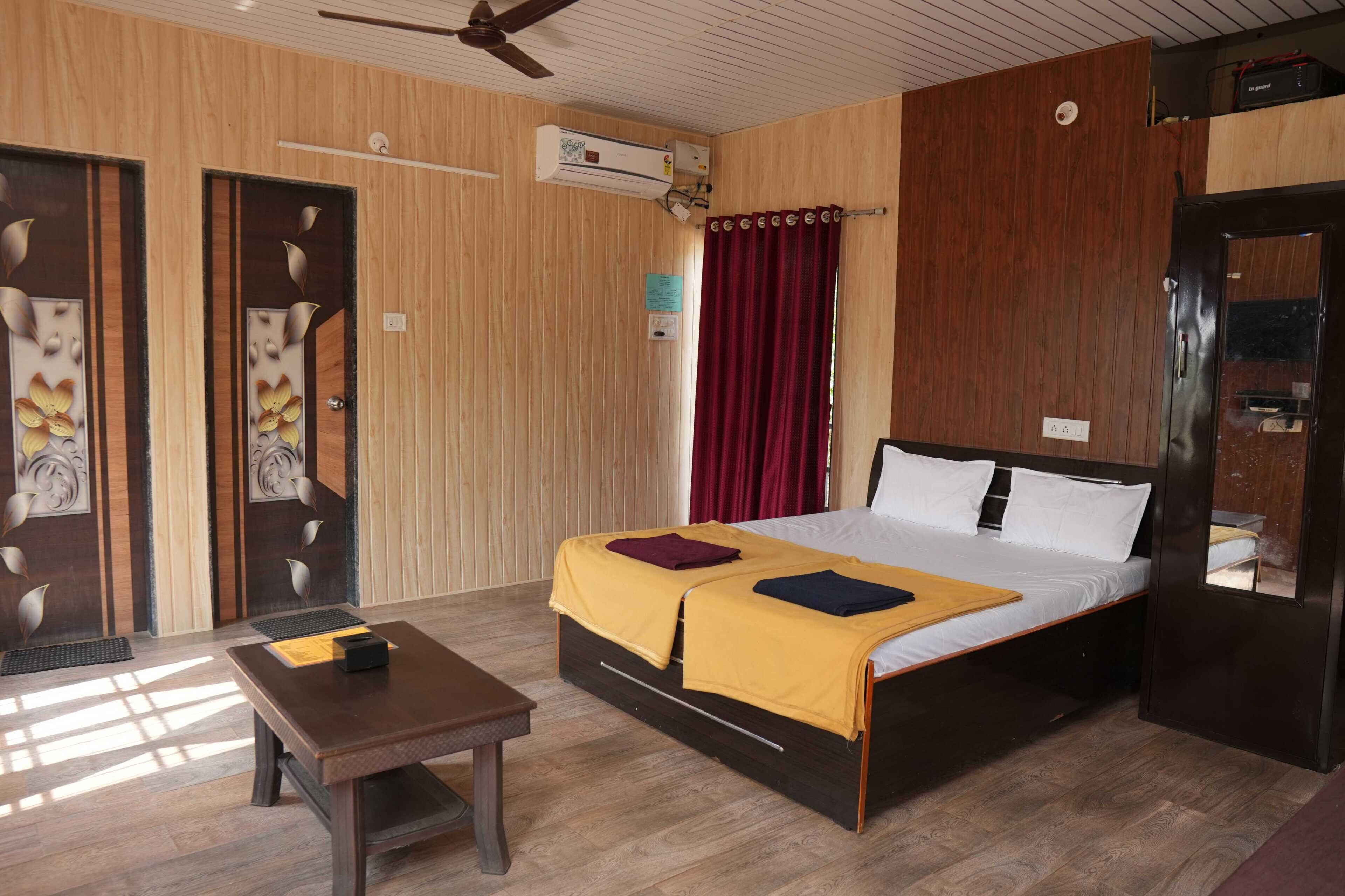 Studio Suite, Bathtub, Hill View | Bed sheets