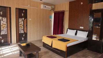 Studio Suite, Bathtub, Hill View | Bed sheets