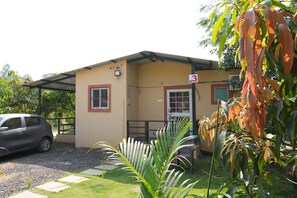 Studio Suite, Bathtub, Hill View