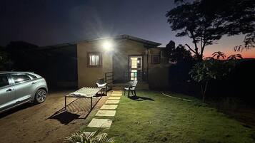 Studio Suite, Bathtub, Hill View | Bed sheets