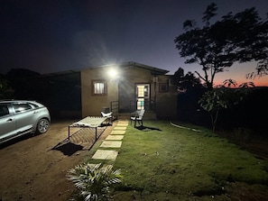 Studio Suite, Bathtub, Hill View | Bed sheets - Bimal Farm Home Stay (Trimbak)
