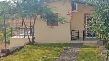 Studio Suite, Bathtub, Hill View | 1 bedroom, bed sheets