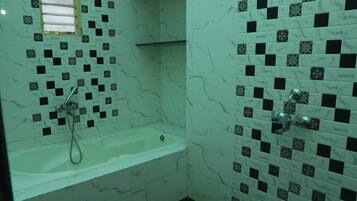 Cottage, Bathtub, Hill View | Bilik Mandi | Kelengkapan dandanan diri percuma, tuala disediakan, sabun, syampu