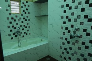 Ferienhaus, Badewanne, Hügelblick | Badezimmer | Kostenlose Toilettenartikel, Handtücher, Seife, Shampoo