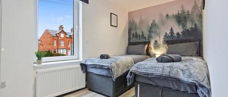 5 Schlafzimmer, Schreibtisch, Bügeleisen/Bügelbrett, Reisekinderbett