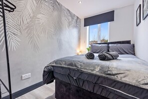 5 Schlafzimmer, Schreibtisch, Bügeleisen/Bügelbrett, Reisekinderbett