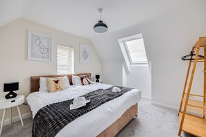 4 chambres, bureau, fer et planche à repasser, lit parapluie