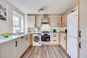 Een koelkast, een microgolfoven, een oven, een kookplaat