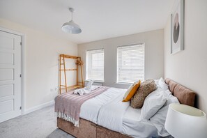 4 bedrooms, desk, iron/ironing board, travel crib