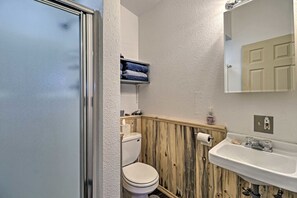 Ein kleines Badezimmer mit Toilette, Waschbecken und Dusche.