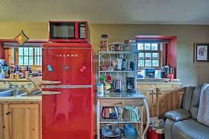 Micro-ondes, bouilloire électrique, grille-pain, moulin à café