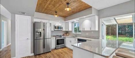 Micro-ondes, four, plaque de cuisson, lave-vaisselle