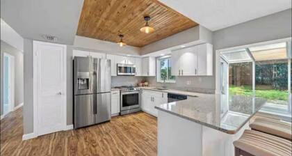 Coastal Escape -stunning Sunroom, large Outdoor Living.