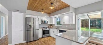 Coastal Escape -stunning Sunroom, large Outdoor Living.