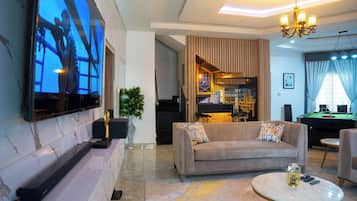 Deluxe Apartment, Balcony, City View | Living area