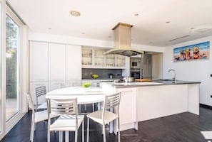 Microwave, dishwasher, coffee/tea maker - Villa Julianne by Villa Plus (Ciutadella de Menorca)