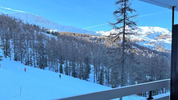 A snowy mountain landscape with a ski slope, trees, and a clear sky. - 20m from ski slopes, 3rd floor, balcony, parking, 50m², Vars (Vars)