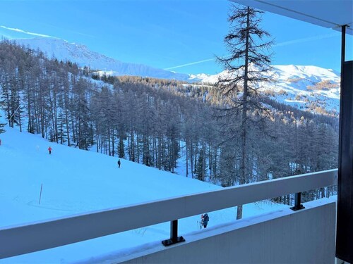 50m from shops, 3rd floor, balcony, parking, 50m², Vars