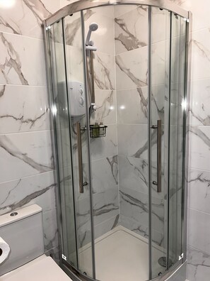 Sèche-cheveux, serviettes fournies, savon, papier toilette