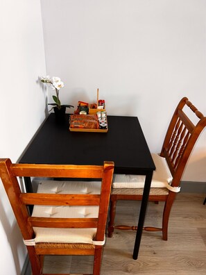 Dining - Stunning Studio Near The Thames (London)