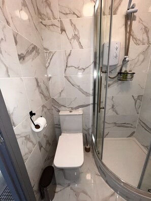 Secadora de cabello, toallas, jabón, papel de baño