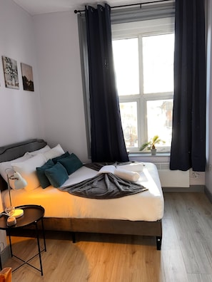 1 habitación, tabla de planchar con plancha, cuna de viaje y wifi